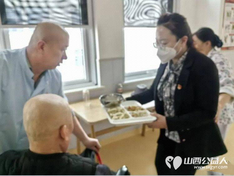 情暖桑榆巾帼送暖----文水县妇联走进文水县中医院医养中心开展关爱慰问活动为老人们送上了热气腾腾的饺子和满满的新年祝福 - 第17张