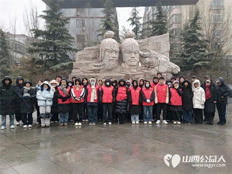 雪夜坚守保畅通志愿同心迎新年----临汾市公安交警直属一大队解放路辖区中队联合文明交通志愿者协会开展跨年交通劝导工作 - 第1张