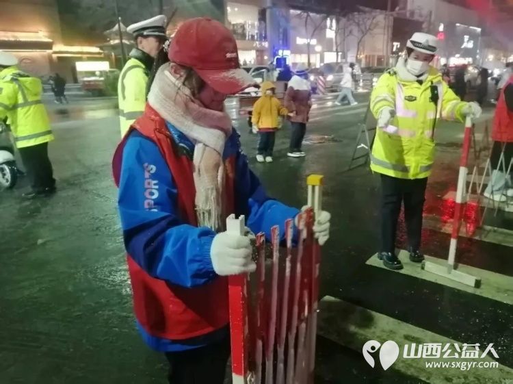 雪夜坚守保畅通志愿同心迎新年----临汾市公安交警直属一大队解放路辖区中队联合文明交通志愿者协会开展跨年交通劝导工作 - 第6张