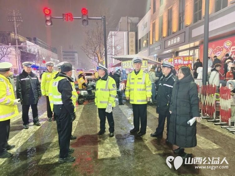 雪夜坚守保畅通志愿同心迎新年----临汾市公安交警直属一大队解放路辖区中队联合文明交通志愿者协会开展跨年交通劝导工作 - 第3张