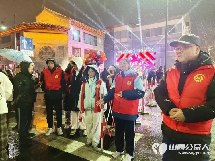 雪夜坚守保畅通志愿同心迎新年----临汾市公安交警直属一大队解放路辖区中队联合文明交通志愿者协会开展跨年交通劝导工作 - 第7张
