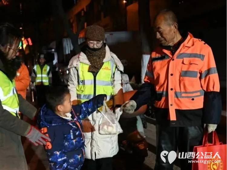 九年温情暖文水一杯姜茶敬晨光----文水县爱心帮扶志愿者协会元旦开展慰问环卫工人志愿活动 - 第11张