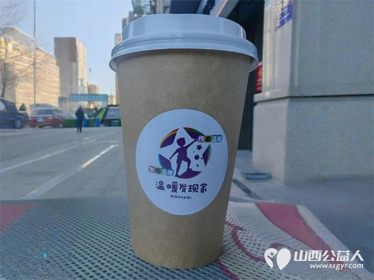 太原市儿童友好促进会儿童义工团的小志愿者们2026年元旦给环卫工人送上一杯暖暖的奶茶 - 第2张