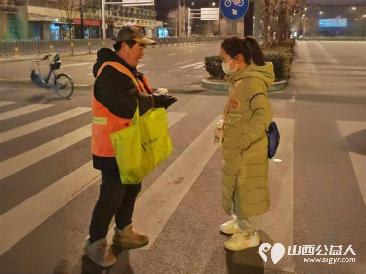 太原市儿童友好促进会儿童义工团的小志愿者们2026年元旦给环卫工人送上一杯暖暖的奶茶 - 第18张