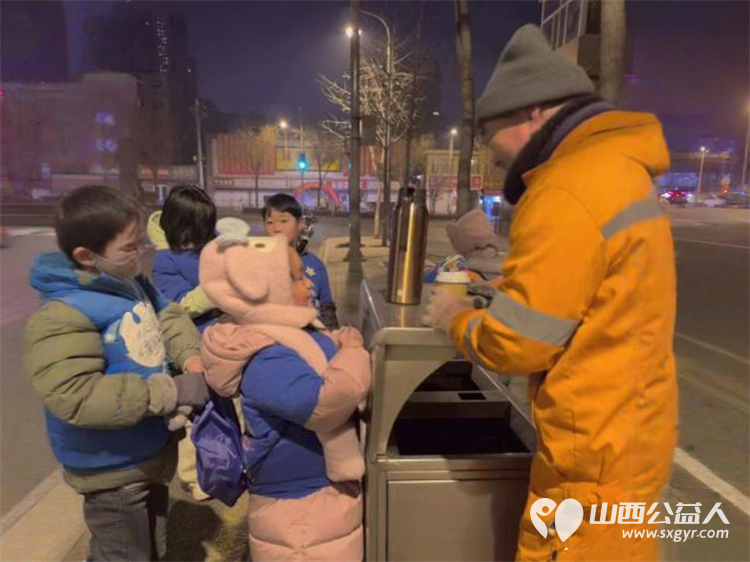 太原市儿童友好促进会儿童义工团的小志愿者们2026年元旦给环卫工人送上一杯暖暖的奶茶 - 第16张