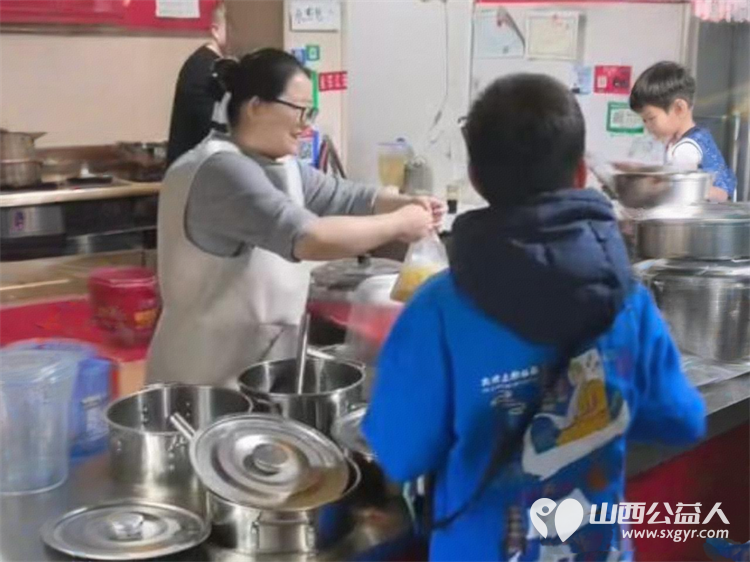 太原市儿童友好促进会儿童义工团的小志愿者们2026年元旦给环卫工人送上一杯暖暖的奶茶 - 第7张