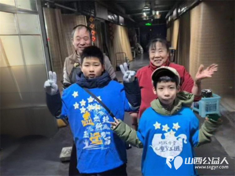 太原市儿童友好促进会儿童义工团的小志愿者们2026年元旦给环卫工人送上一杯暖暖的奶茶 - 第17张