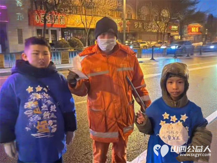 太原市儿童友好促进会儿童义工团的小志愿者们2026年元旦给环卫工人送上一杯暖暖的奶茶 - 第13张