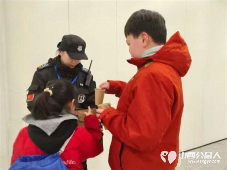 太原市儿童友好促进会儿童义工团的小志愿者们2026年元旦给环卫工人送上一杯暖暖的奶茶 - 第34张