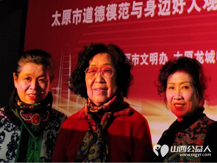 光影铸魂入初心典型引领启新篇 太原市广场舞协会会长郭芳林应全国劳模李学花之邀在广场影都和太原市各级道德模范身边好人观看红色电影《得闲谨制》 - 第7张