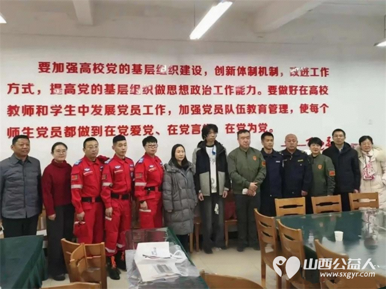 吕梁市中志协救援队用爱心收官2025！为家庭因病致贫的困境学子送去新年温暖选购了包含上衣裤子运动鞋的整套新衣物 - 第1张