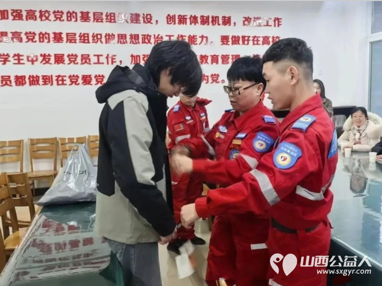 吕梁市中志协救援队用爱心收官2025！为家庭因病致贫的困境学子送去新年温暖选购了包含上衣裤子运动鞋的整套新衣物 - 第6张