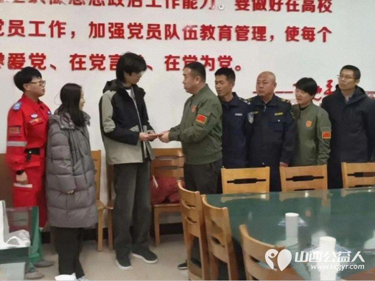 吕梁市中志协救援队用爱心收官2025！为家庭因病致贫的困境学子送去新年温暖选购了包含上衣裤子运动鞋的整套新衣物 - 第2张
