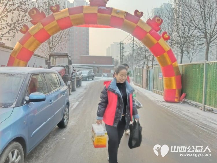 介休市敬老协会志愿者新年第一天走进连福镇义和堡村的84岁特困王士功老人家为老人打扫卫生做饭包饺子送去苏打饼干一盒苹果一袋 - 第2张