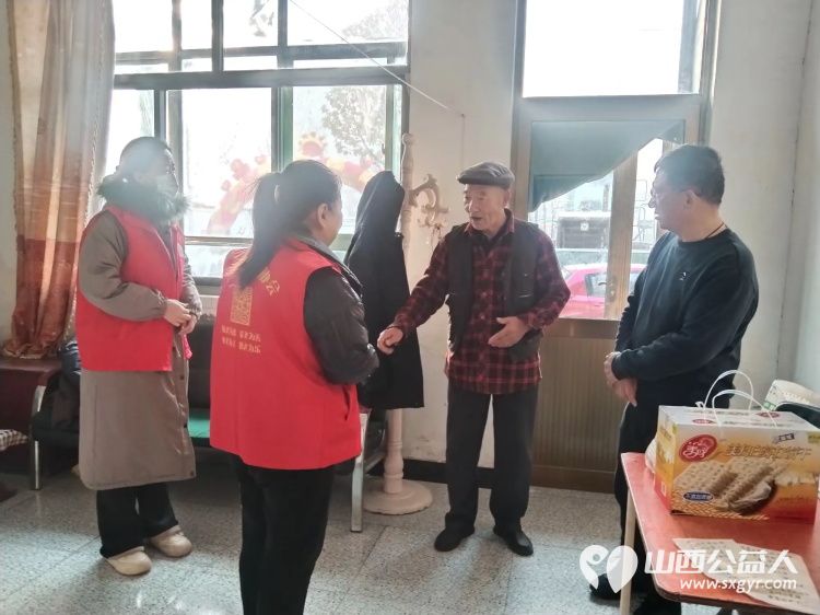 介休市敬老协会志愿者新年第一天走进连福镇义和堡村的84岁特困王士功老人家为老人打扫卫生做饭包饺子送去苏打饼干一盒苹果一袋 - 第3张