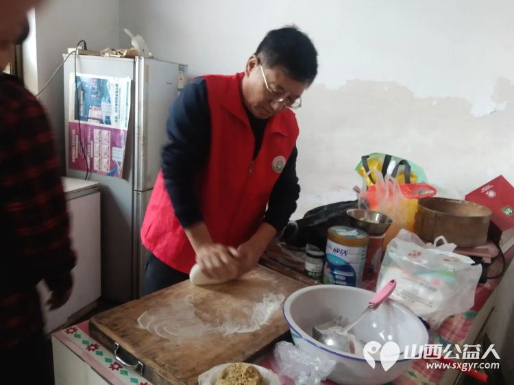 介休市敬老协会志愿者新年第一天走进连福镇义和堡村的84岁特困王士功老人家为老人打扫卫生做饭包饺子送去苏打饼干一盒苹果一袋 - 第9张