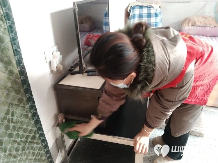 介休市敬老协会志愿者新年第一天走进连福镇义和堡村的84岁特困王士功老人家为老人打扫卫生做饭包饺子送去苏打饼干一盒苹果一袋 - 第6张