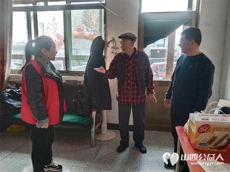 介休市敬老协会志愿者新年第一天走进连福镇义和堡村的84岁特困王士功老人家为老人打扫卫生做饭包饺子送去苏打饼干一盒苹果一袋 - 第4张