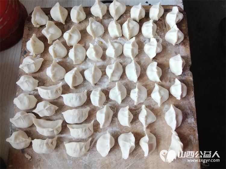 介休市敬老协会志愿者新年第一天走进连福镇义和堡村的84岁特困王士功老人家为老人打扫卫生做饭包饺子送去苏打饼干一盒苹果一袋 - 第10张