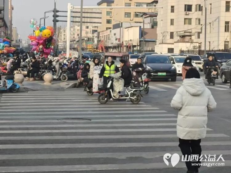 青春护行暖迎元旦----文水县爱心帮扶志愿者协会返乡大学生志愿者在文水县东门红绿灯路口撑起文明平安伞为市民假期出行筑牢安全防线 - 第6张