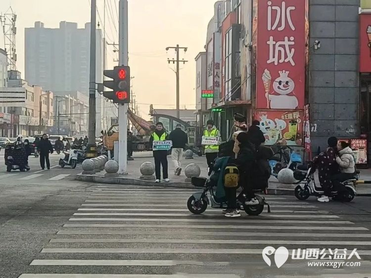 青春护行暖迎元旦----文水县爱心帮扶志愿者协会返乡大学生志愿者在文水县东门红绿灯路口撑起文明平安伞为市民假期出行筑牢安全防线 - 第5张