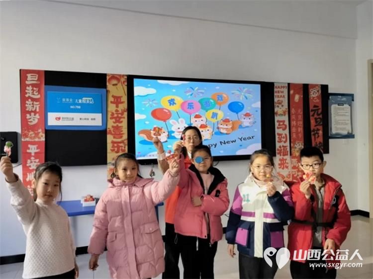 跨越时光的温暖对话 吕梁市离石区青年志愿者协会的志愿者们与孩子们一起共绘新年成长画卷 - 第4张 - 山西公益人 跨越时光的温暖对话 吕梁市离石区青年志愿者协会的志愿者们与孩子们一起共绘新年成长画卷 - 第4张