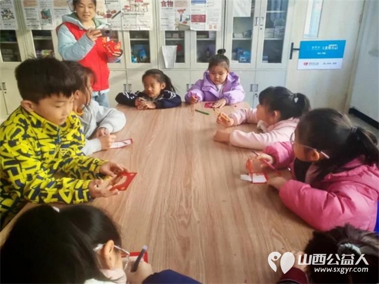 跨越时光的温暖对话 吕梁市离石区青年志愿者协会的志愿者们与孩子们一起共绘新年成长画卷 - 第5张 - 山西公益人 跨越时光的温暖对话 吕梁市离石区青年志愿者协会的志愿者们与孩子们一起共绘新年成长画卷 - 第5张