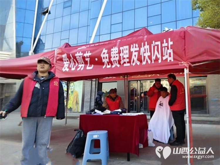 长治市阳光困境儿童帮扶协会组织志愿者参加常青街道志愿服务展示活动有防诈知识宣传急救知识讲解有义务理发有眼科与牙科义诊服务 - 第3张 - 山西公益人 长治市阳光困境儿童帮扶协会组织志愿者参加常青街道志愿服务展示活动有防诈知识宣传急救知识讲解有义务理发有眼科与牙科义诊服务 - 第3张