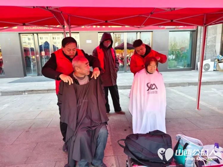 长治市阳光困境儿童帮扶协会组织志愿者参加常青街道志愿服务展示活动有防诈知识宣传急救知识讲解有义务理发有眼科与牙科义诊服务 - 第7张 - 山西公益人 长治市阳光困境儿童帮扶协会组织志愿者参加常青街道志愿服务展示活动有防诈知识宣传急救知识讲解有义务理发有眼科与牙科义诊服务 - 第7张