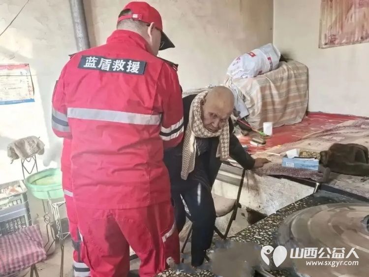 情系困难群众 忻州市忻府区蓝盾应急救援队团支部寒冬送暖给生活困难群众送去大米面粉食用油新鲜蔬菜肉类和鸡蛋等生活必需品 - 第5张