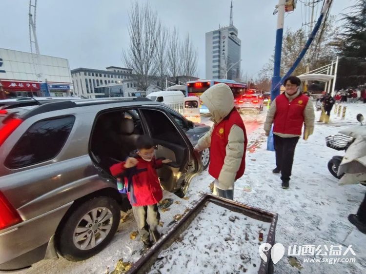 2025年12月阳泉义工联合会组织义工在北大街小学护学岗服务共同维护校园周边交通秩序守护着小学生的上学平安路 - 第52张