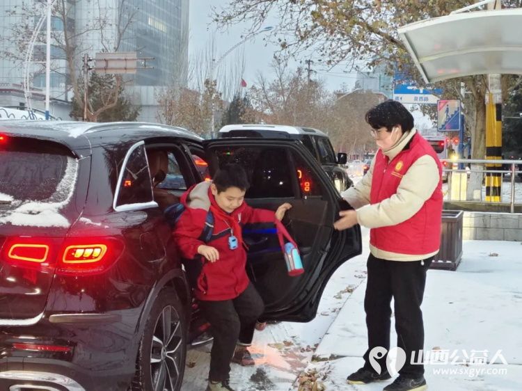 2025年12月阳泉义工联合会组织义工在北大街小学护学岗服务共同维护校园周边交通秩序守护着小学生的上学平安路 - 第43张