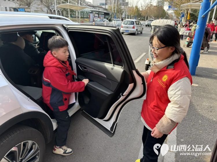 2025年12月阳泉义工联合会组织义工在北大街小学护学岗服务共同维护校园周边交通秩序守护着小学生的上学平安路 - 第42张