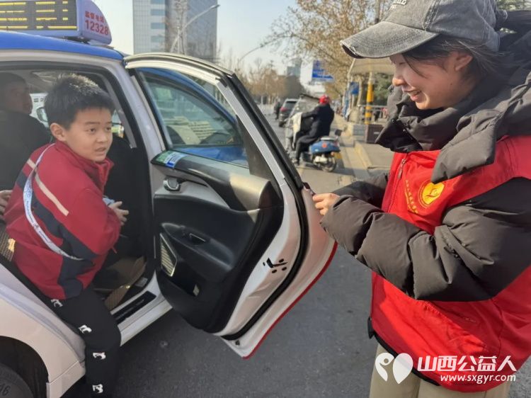 2025年12月阳泉义工联合会组织义工在北大街小学护学岗服务共同维护校园周边交通秩序守护着小学生的上学平安路 - 第29张