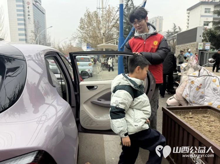 2025年12月阳泉义工联合会组织义工在北大街小学护学岗服务共同维护校园周边交通秩序守护着小学生的上学平安路 - 第51张