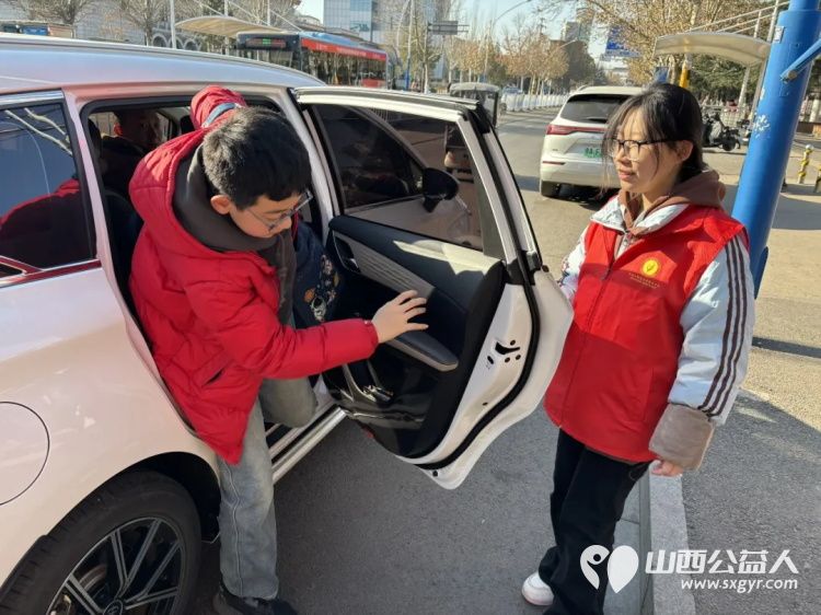 2025年12月阳泉义工联合会组织义工在北大街小学护学岗服务共同维护校园周边交通秩序守护着小学生的上学平安路 - 第47张