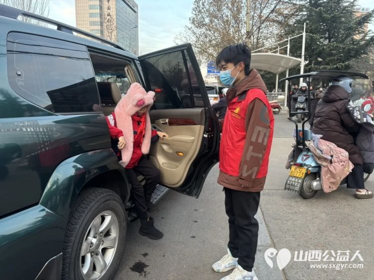 2025年12月阳泉义工联合会组织义工在北大街小学护学岗服务共同维护校园周边交通秩序守护着小学生的上学平安路 - 第46张