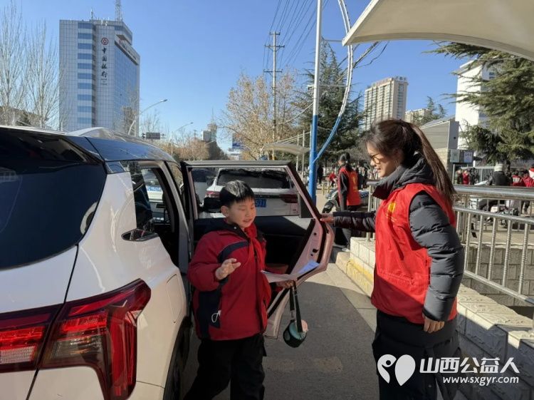 2025年12月阳泉义工联合会组织义工在北大街小学护学岗服务共同维护校园周边交通秩序守护着小学生的上学平安路 - 第41张