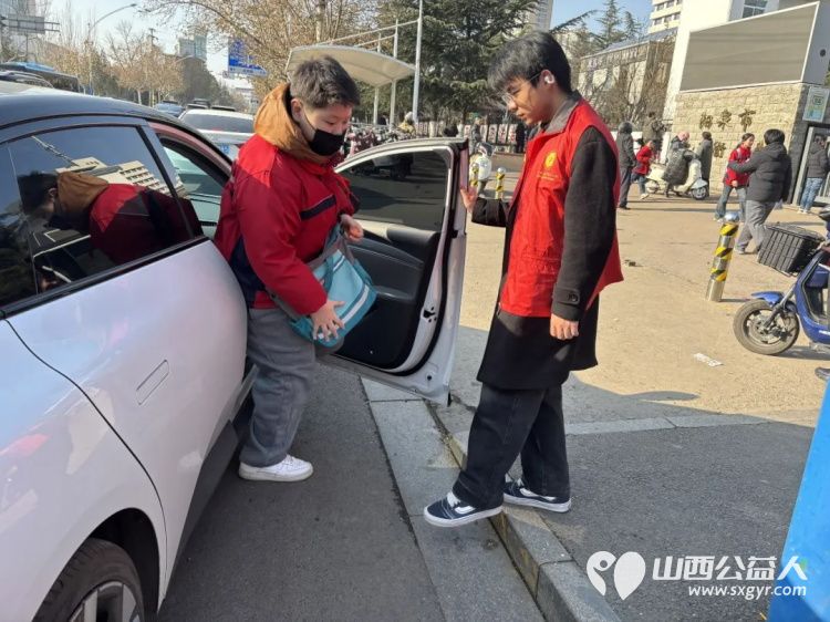 2025年12月阳泉义工联合会组织义工在北大街小学护学岗服务共同维护校园周边交通秩序守护着小学生的上学平安路 - 第40张