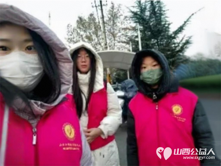 2025年12月阳泉义工联合会组织义工在北大街小学护学岗服务共同维护校园周边交通秩序守护着小学生的上学平安路 - 第15张