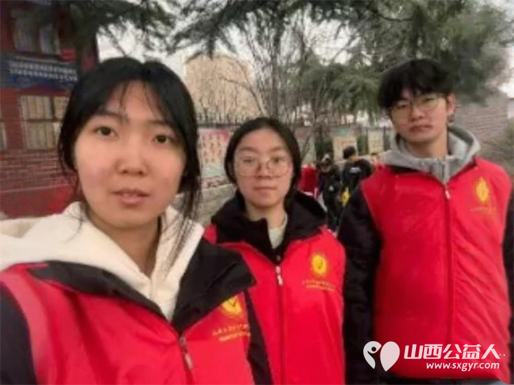 2025年12月阳泉义工联合会组织义工在北大街小学护学岗服务共同维护校园周边交通秩序守护着小学生的上学平安路 - 第16张