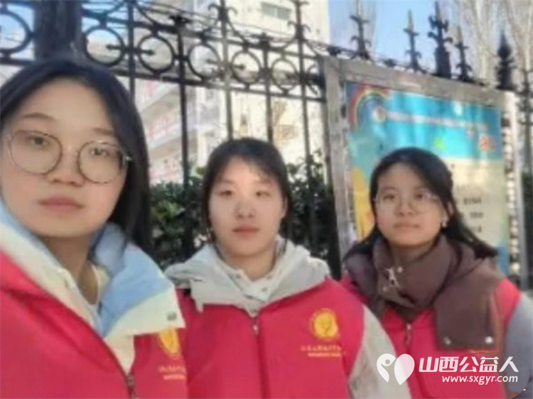 2025年12月阳泉义工联合会组织义工在北大街小学护学岗服务共同维护校园周边交通秩序守护着小学生的上学平安路 - 第19张