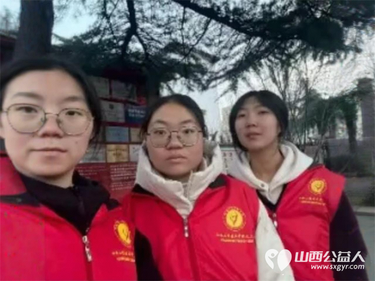 2025年12月阳泉义工联合会组织义工在北大街小学护学岗服务共同维护校园周边交通秩序守护着小学生的上学平安路 - 第9张