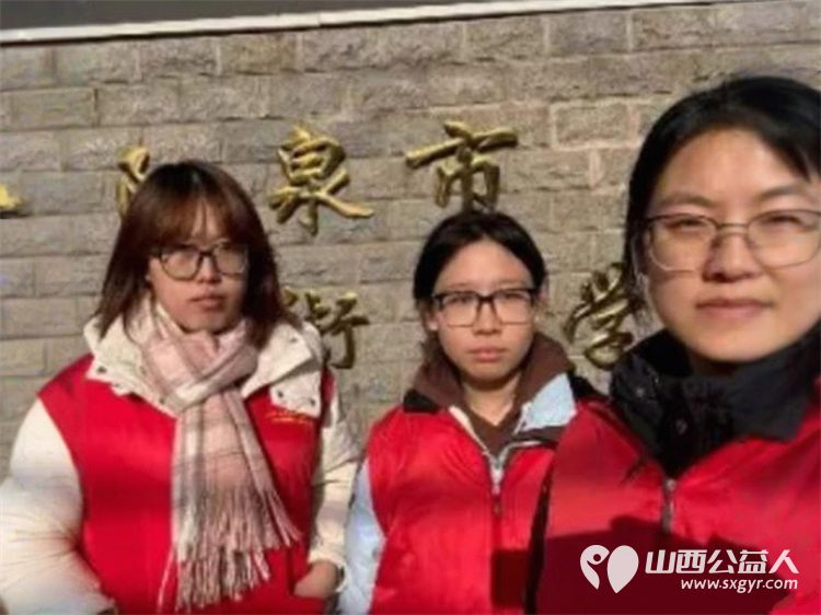 2025年12月阳泉义工联合会组织义工在北大街小学护学岗服务共同维护校园周边交通秩序守护着小学生的上学平安路 - 第8张