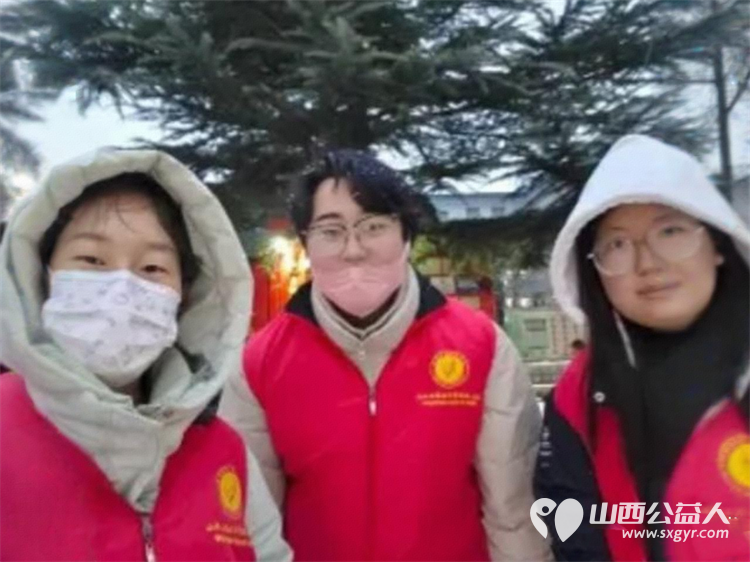 2025年12月阳泉义工联合会组织义工在北大街小学护学岗服务共同维护校园周边交通秩序守护着小学生的上学平安路 - 第5张