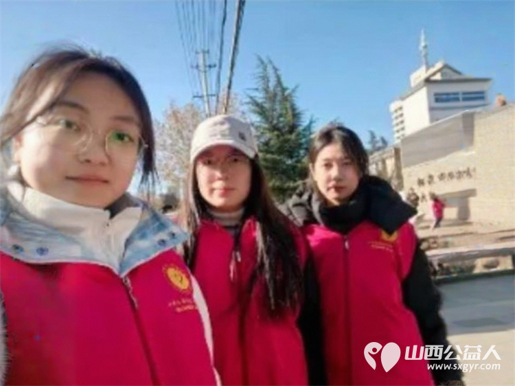 2025年12月阳泉义工联合会组织义工在北大街小学护学岗服务共同维护校园周边交通秩序守护着小学生的上学平安路 - 第3张