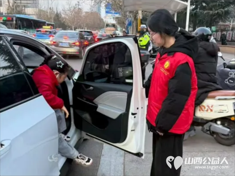 2025年12月阳泉义工联合会组织义工在北大街小学护学岗服务共同维护校园周边交通秩序守护着小学生的上学平安路 - 第37张