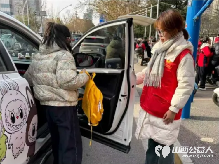 2025年12月阳泉义工联合会组织义工在北大街小学护学岗服务共同维护校园周边交通秩序守护着小学生的上学平安路 - 第36张