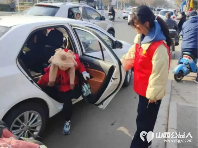 2025年12月阳泉义工联合会组织义工在北大街小学护学岗服务共同维护校园周边交通秩序守护着小学生的上学平安路 - 第33张
