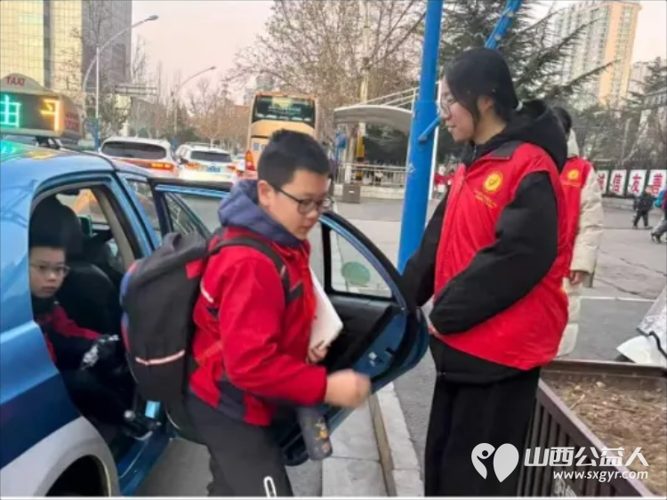2025年12月阳泉义工联合会组织义工在北大街小学护学岗服务共同维护校园周边交通秩序守护着小学生的上学平安路 - 第26张